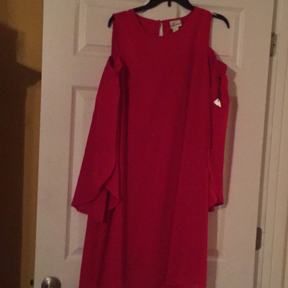 Cold shoulder dress with open sleeves